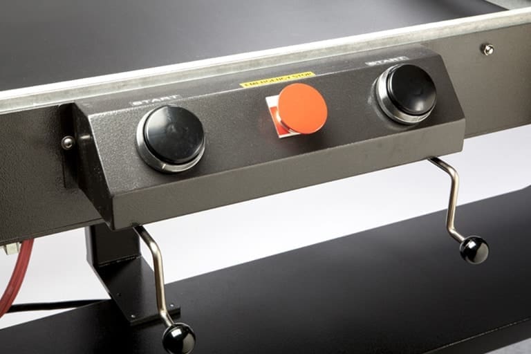Pneumatic l sealer dual palm seal head activation