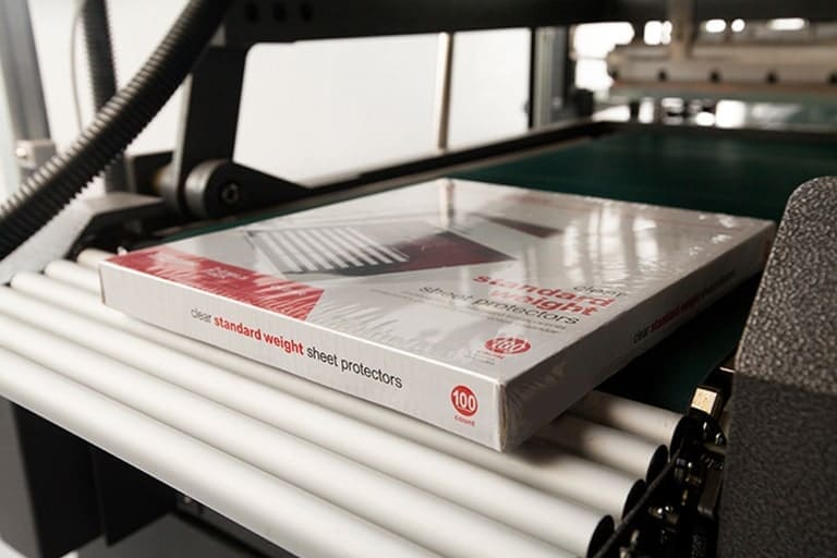 Conveyor system from the shrink seal area to the shrink tunnel