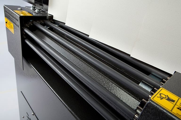 Live roller conveyor on a shrink tunnel
