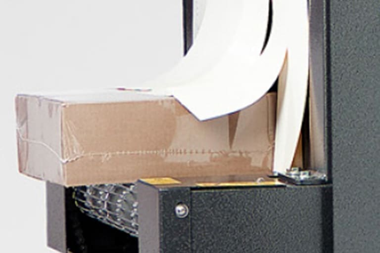 Positive shrinking on an package exporting from a shrink tunnel