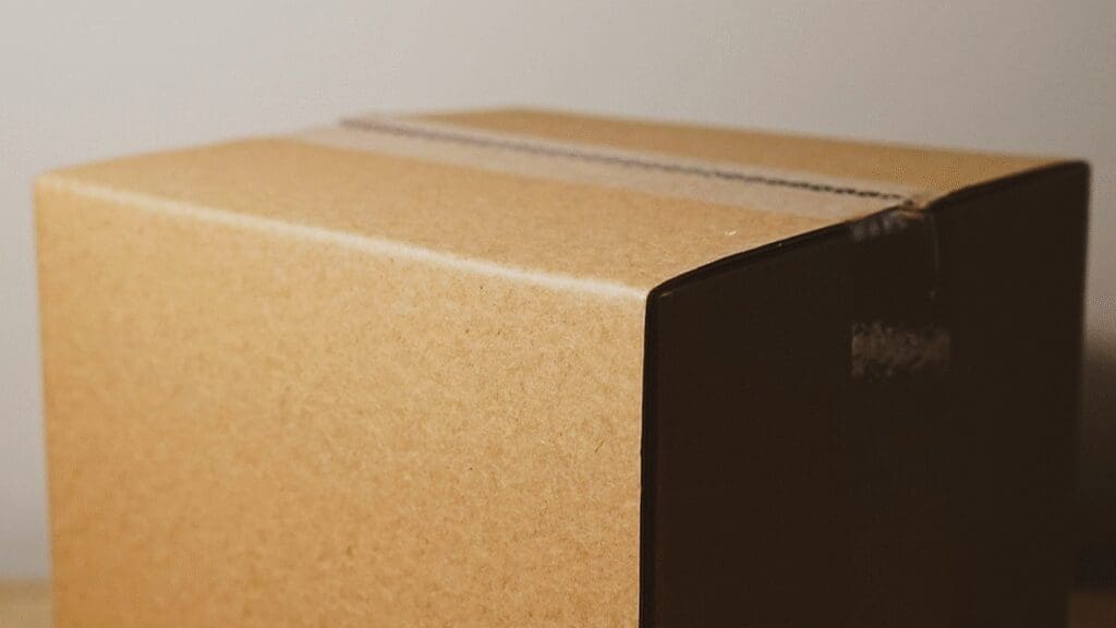 Box with case sealing
